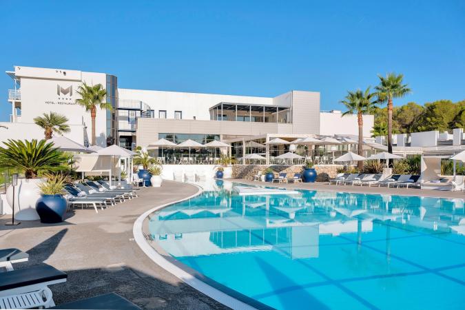 Why is the French Riviera the perfect vacation spot for families?